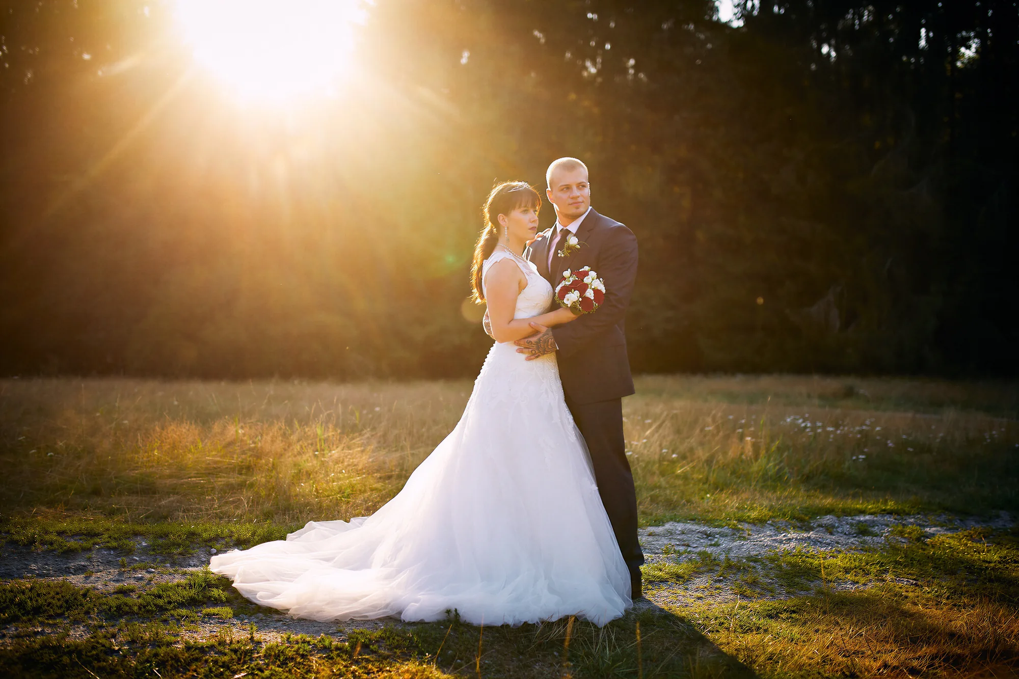 Brautpaar im Gegenlicht der Abendsonne – After-Wedding-Shooting in Niederbayern