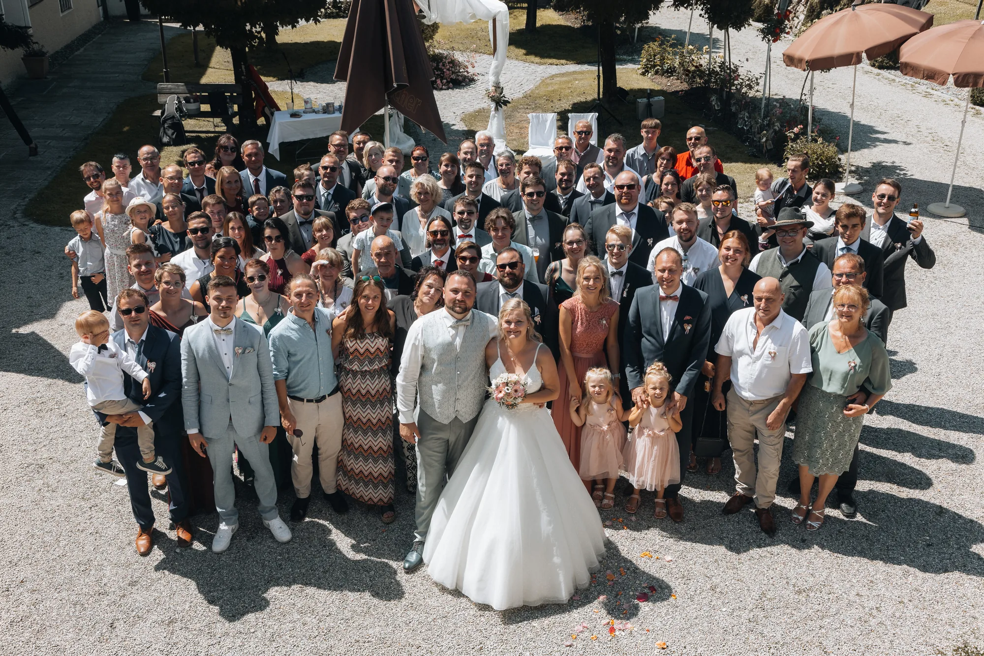 Großes Gruppenfoto aller Hochzeitsgäste von oben – Hochzeit in Niederbayern