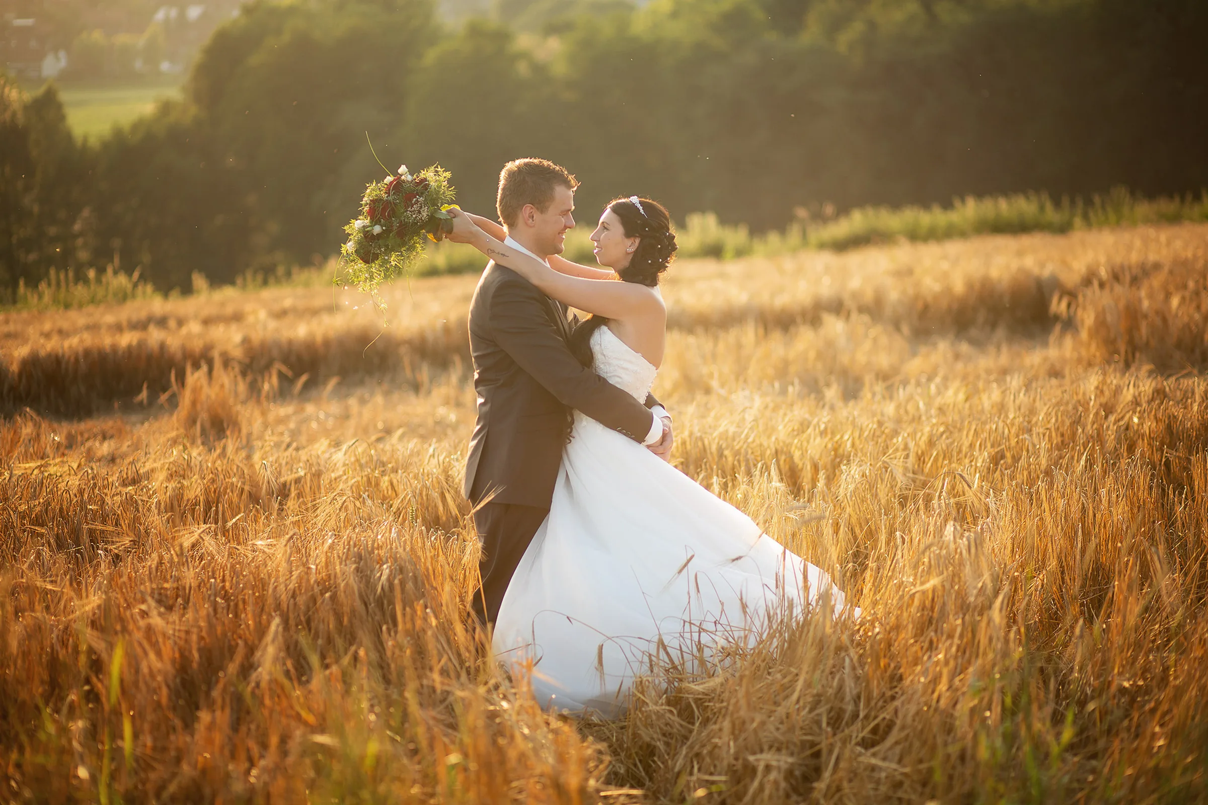 Brautpaar im Getreidefeld im Abendlicht – Hochzeit in Niederbayern