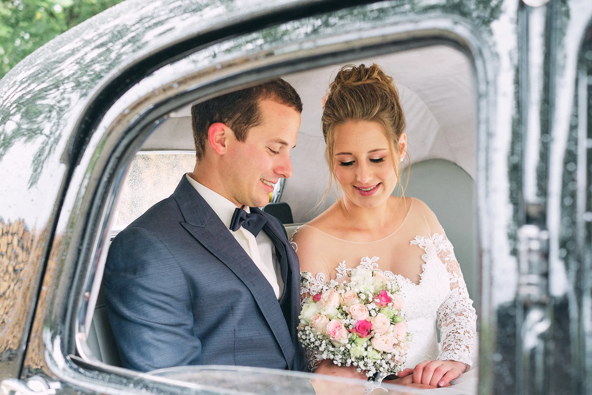 Brautpaar im Oldtimer als Hochzeitsauto – Hochzeitsreportage vom Inntalfotografen