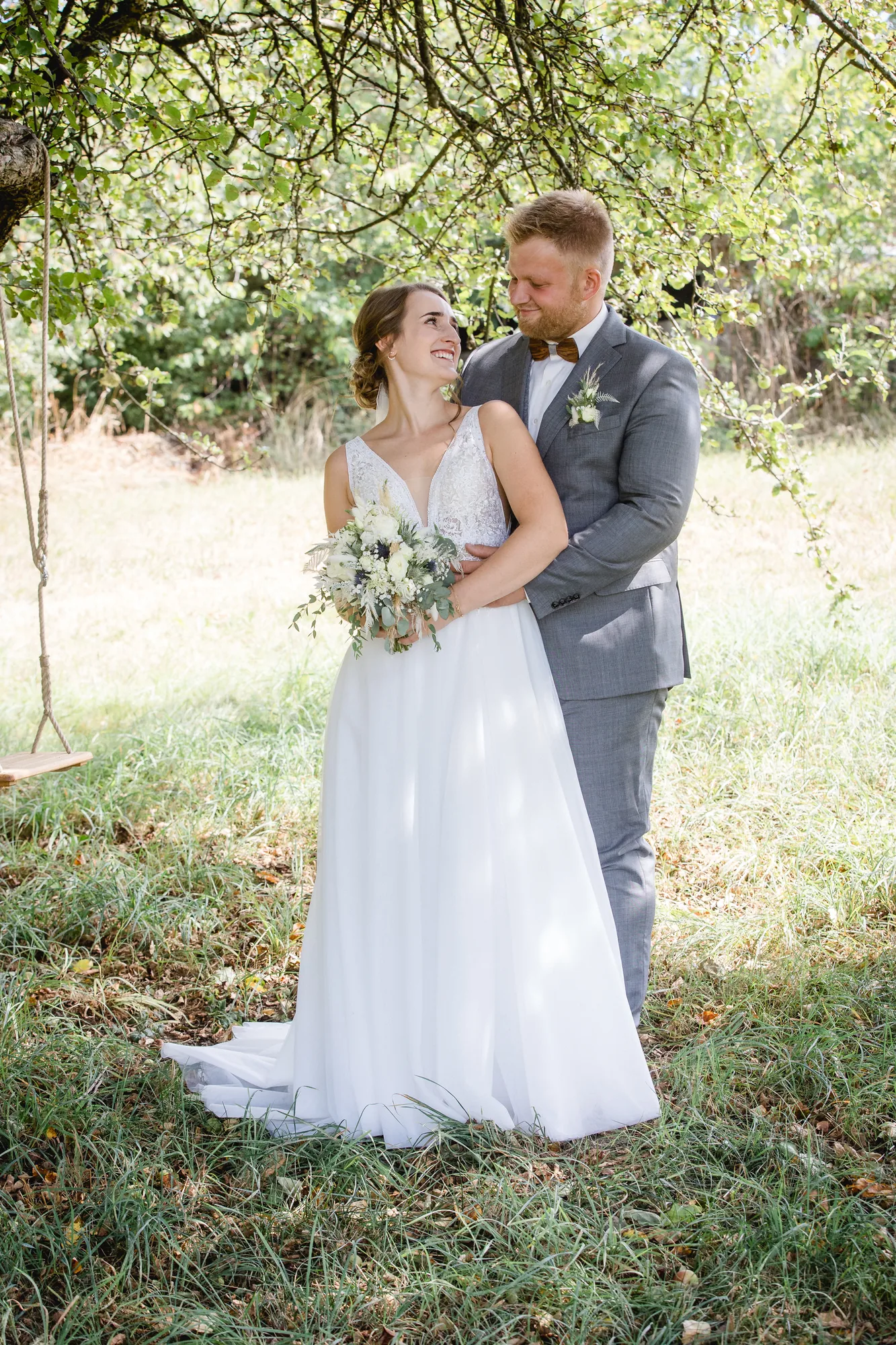 Brautpaar auf einer sommerlichen Wiese – Hochzeitsfotograf aus Niederbayern