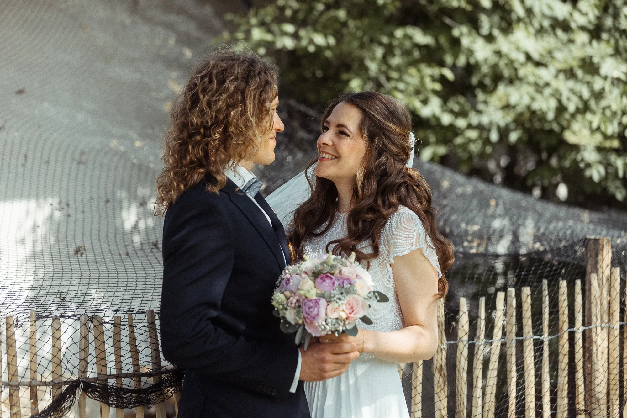 Brautpaar an einem Holzzaun – Hochzeitsfotograf aus Niederbayern